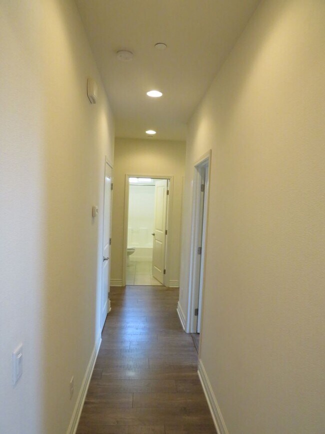Building Photo - 305 Hampton Dr