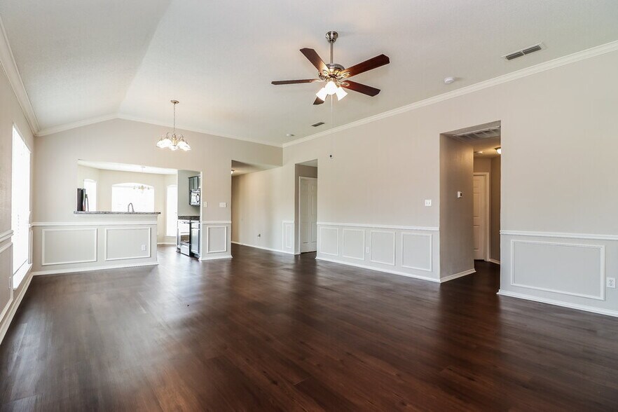 Building Photo - 2844 Claremont Dr