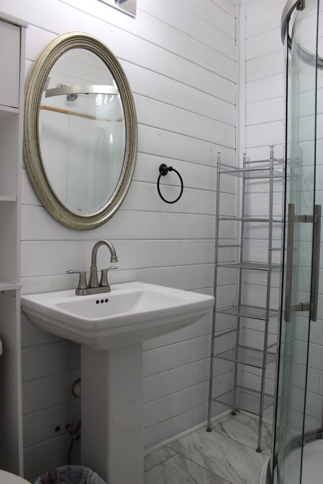 Building Photo - Bright and Spacious 3 Bedroom Furnished Rental