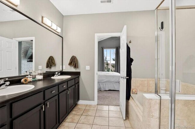 Building Photo - Renovated 2-bed 2.5 bath bright and open townhome located in the heart of Lone Tree!