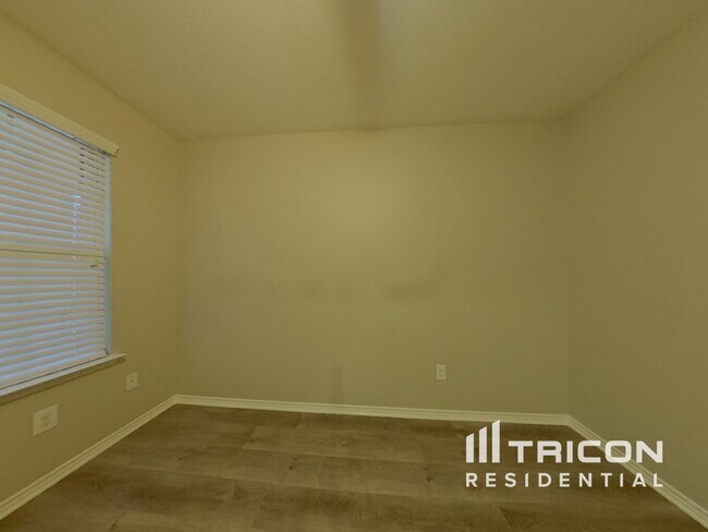 Building Photo - 413 Azalea Dr