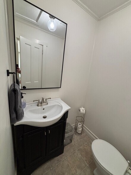 Building Photo - 77 Coggeshall Ave