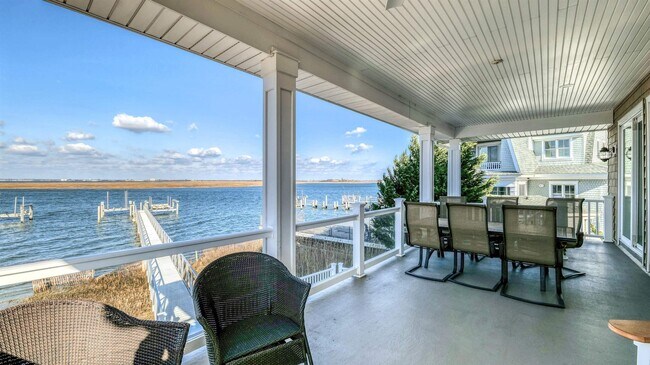 Building Photo - 909 N Cambridge Ave