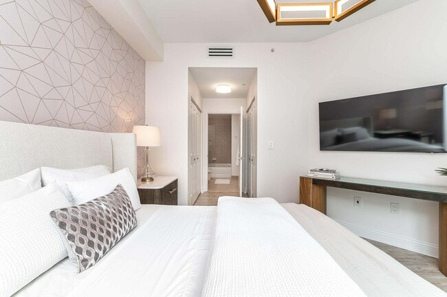 Building Photo - 347 N New River Dr E