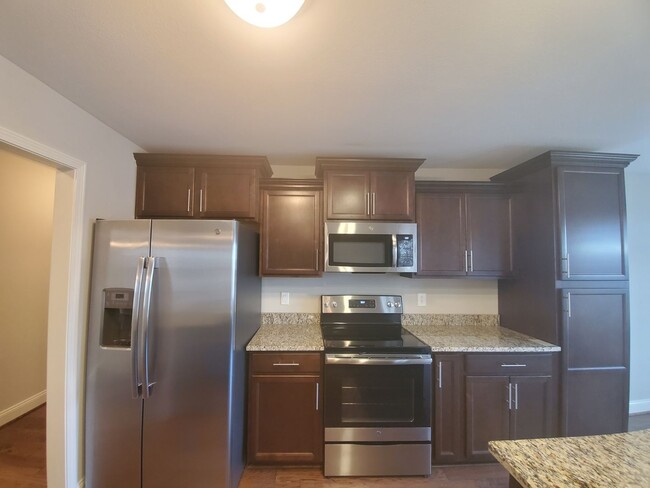 Building Photo - $2100 Executive 3 Bed 2.5 Bath with Bonus ...