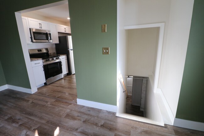 Building Photo - 511 W Pine St