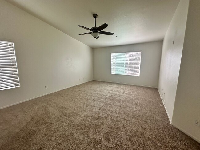 Building Photo - A stunning 4-bedroom haven, fully renovate...