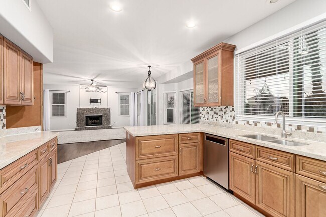 Building Photo - 4 bedoom home with private pool