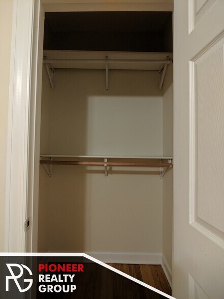 Building Photo - 533 W Aldine Ave