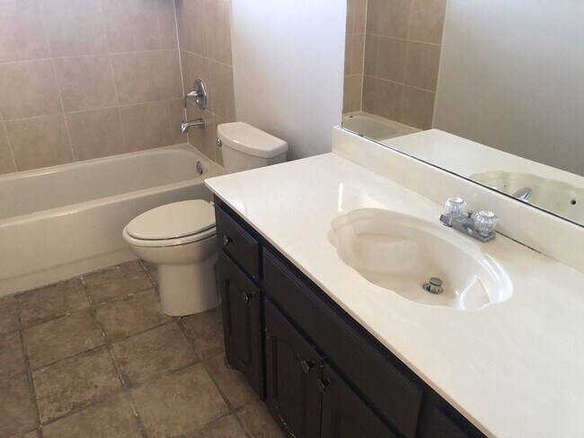 Building Photo - 5 Bedrooms in Richardson!
