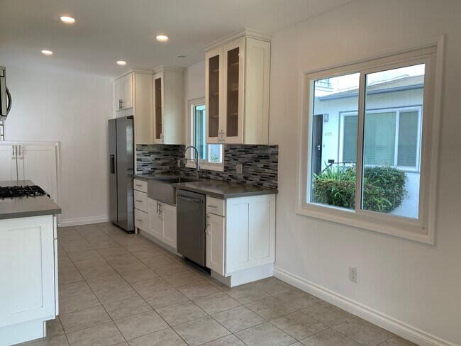 Building Photo - 3172 Rowena Ave