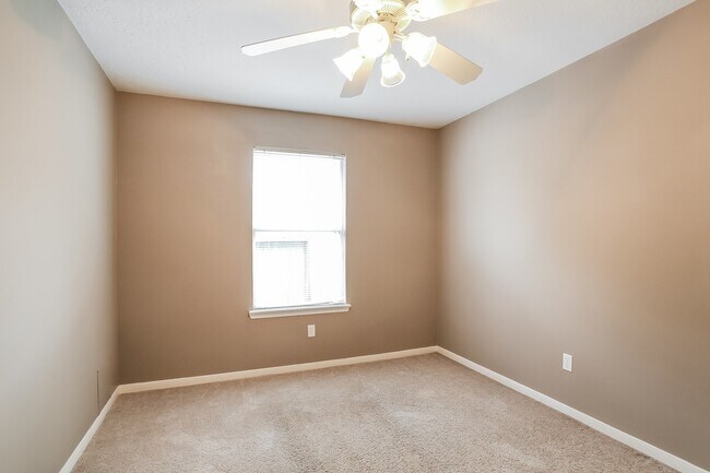Building Photo - 18606 Hiddenbay Way