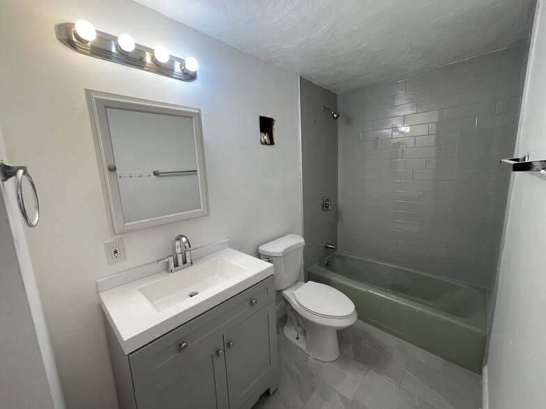 Building Photo - 224 Main St