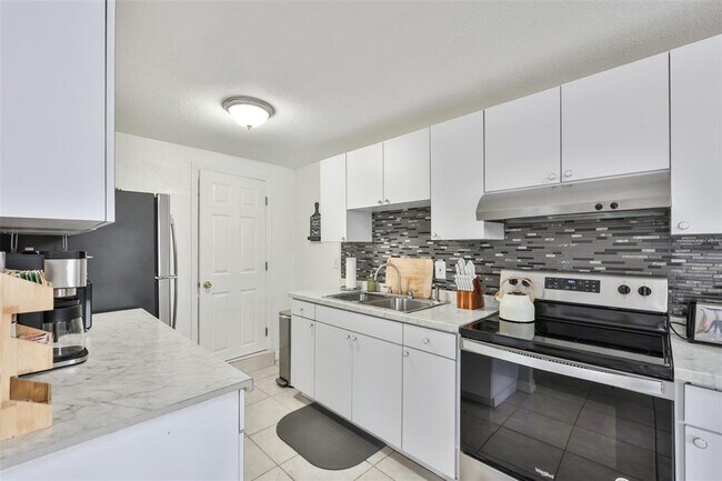 Building Photo - 2575 S Himes Ave