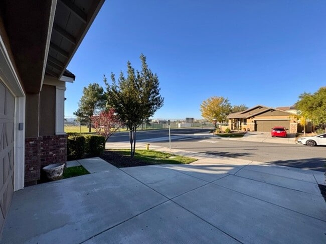 Building Photo - Beautiful Redhawk home located directly ac...