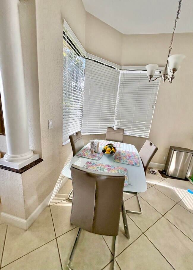 Building Photo - 3558 Collonade Dr