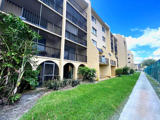 Building Photo - 2828 Tennis Club Dr
