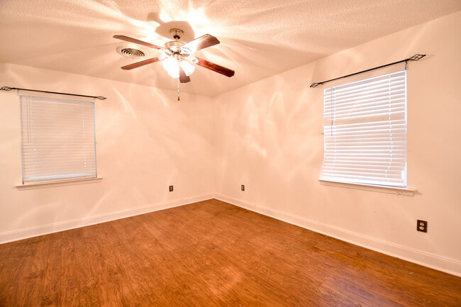 Building Photo - 3834 Brookwood Dr