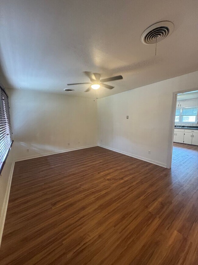 Building Photo - 1513 S Avondale St