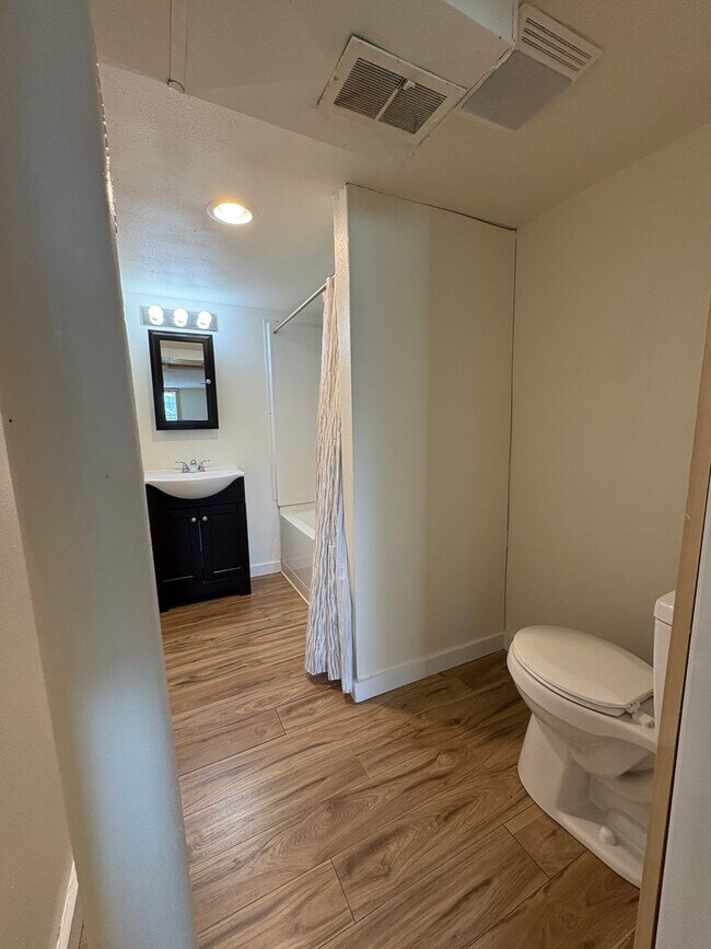 Building Photo - Centrally located 2 bed 1 bath upper level...