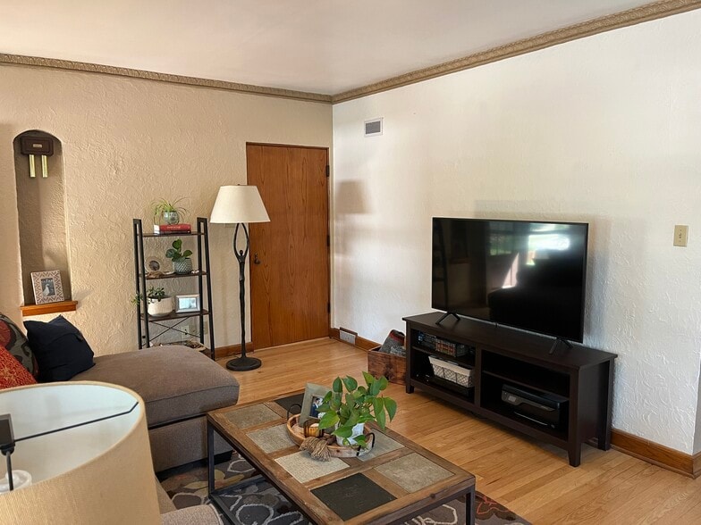 Living Room - 3508 S Pine Ave