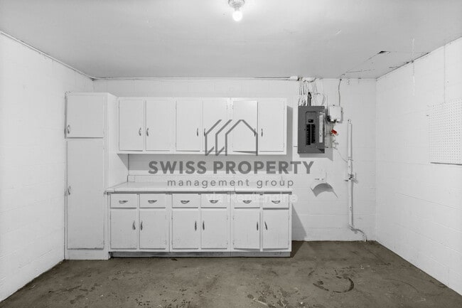 Building Photo - 6406 Dalewood Rd