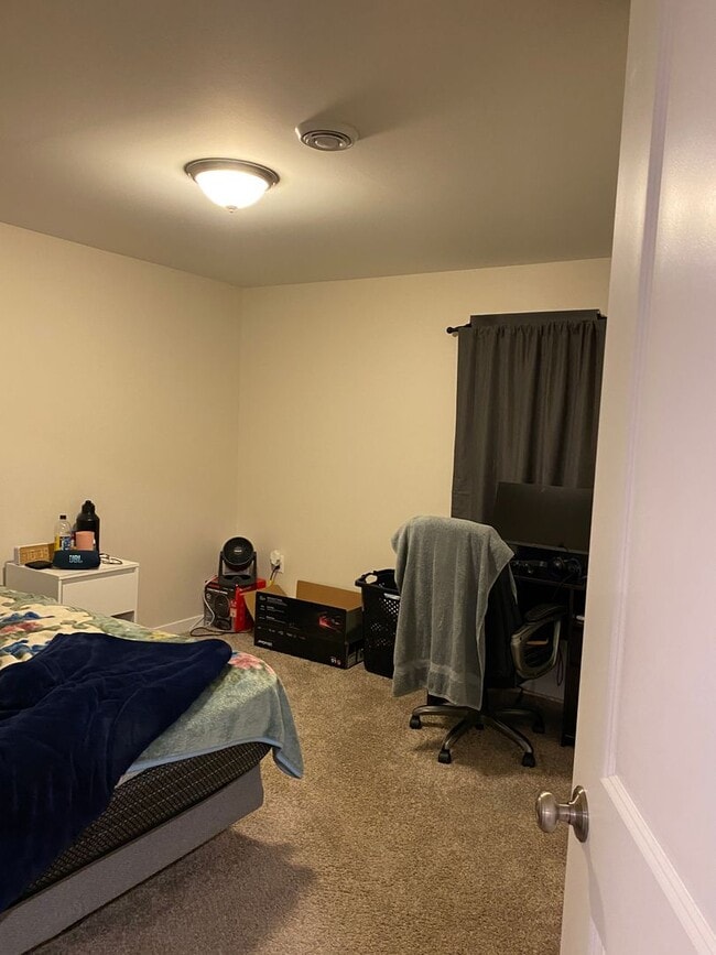 Building Photo - Townhouse for Rent - Thames Ct. 4 Bedroom 3 1/2 baths