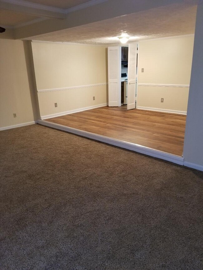 Building Photo - 1388 Wood Cir S