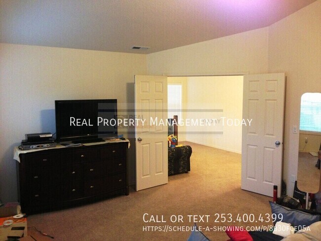 Building Photo - 3611 Loren St NE