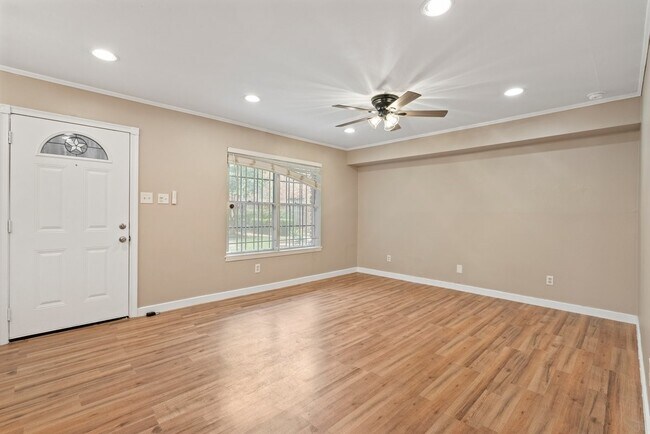 Building Photo - 6401 Skyline Dr