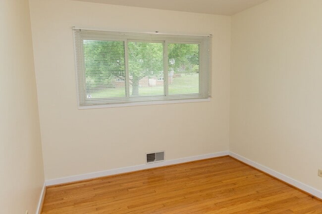 Building Photo - Comfortable Single-Family Living with All-...