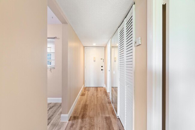 Building Photo - 12015 Greenway Cir S