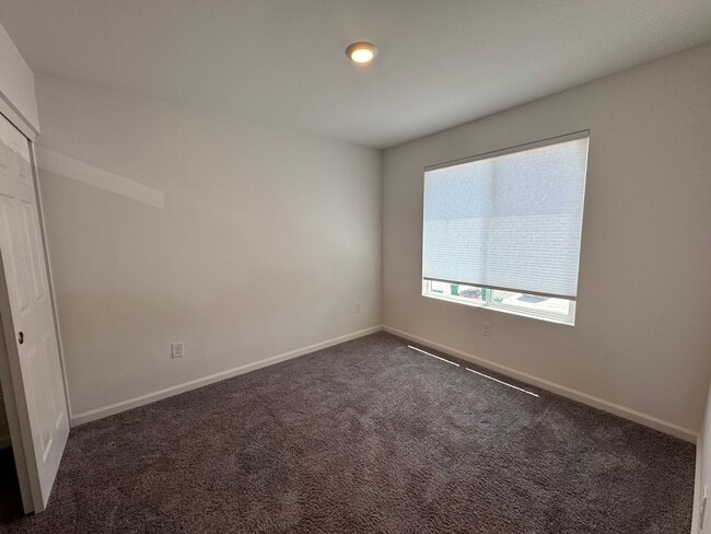Building Photo - Newer 3 bedroom 2 1/2 bath home in South R...