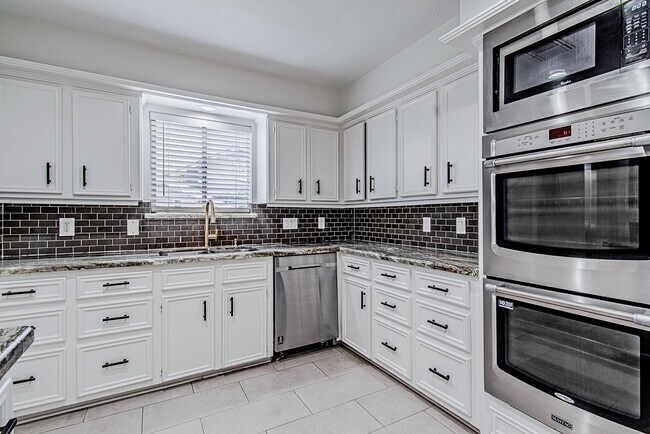Building Photo - 3406 Forest Village Dr