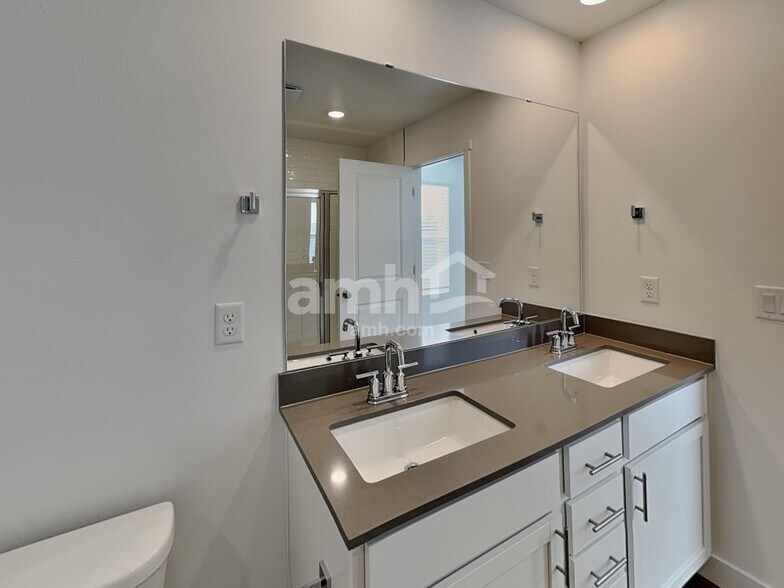 Building Photo - 4808 85th Dr NE