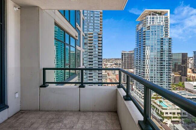 Building Photo - "Stylish 1-Bedroom Condo with Stunning Views in Vibrant San Diego!"
