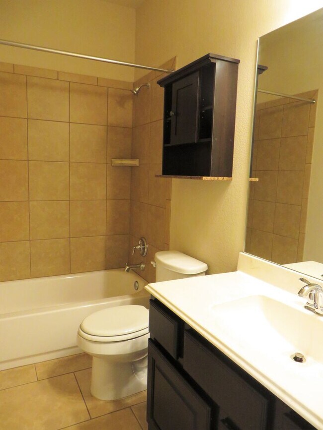 Building Photo - 3 Bedroom 2 Bathroom Siena Round Rock Home