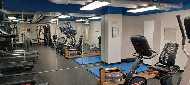 Building Photo - 2311 Pimmit Dr