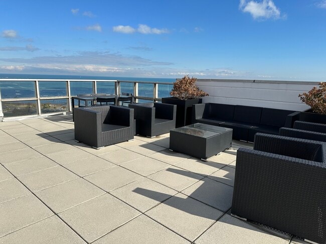 Building Photo - 1555 N Dearborn Pkwy