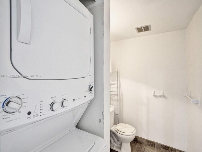 Building Photo - 4152 Inverrary Dr