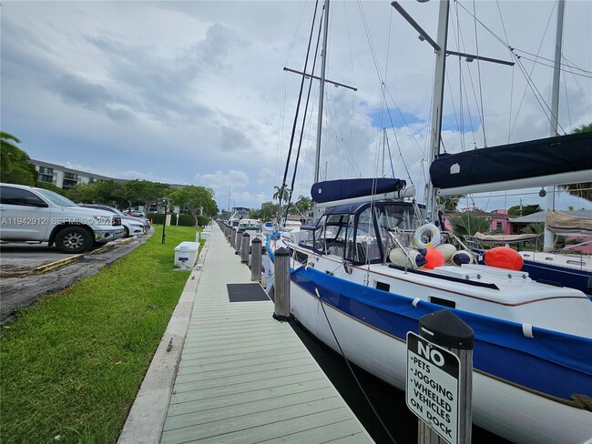 Building Photo - 1101 River Reach Dr