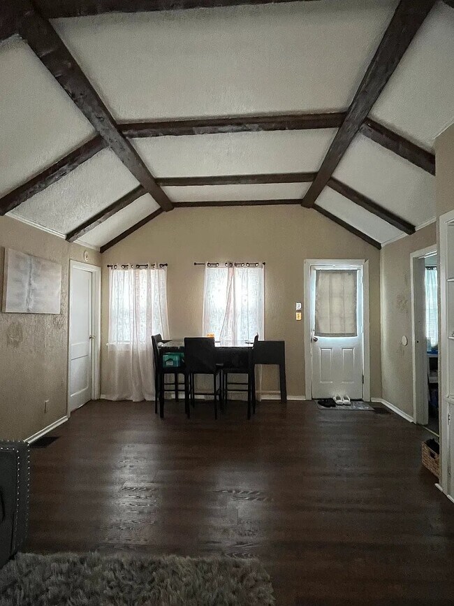 Building Photo - 18 Meadowlawn Dr