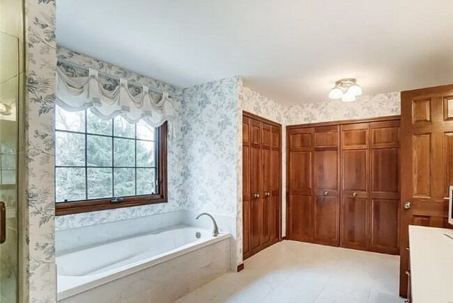Building Photo - Beautiful House Located in Sylvania Township
