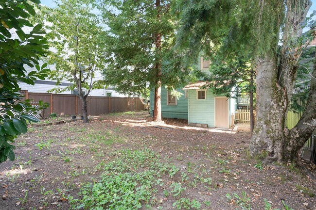 Building Photo - Spacious, light-filled 3-bdrm/2-bath vinta...