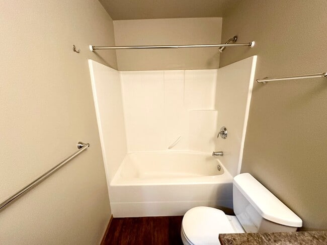 Building Photo - Spacious 3 Bedroom 2 Bathroom Home Now Available