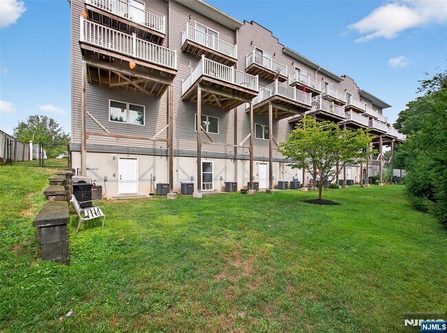 Building Photo - 524 Harrison Ave