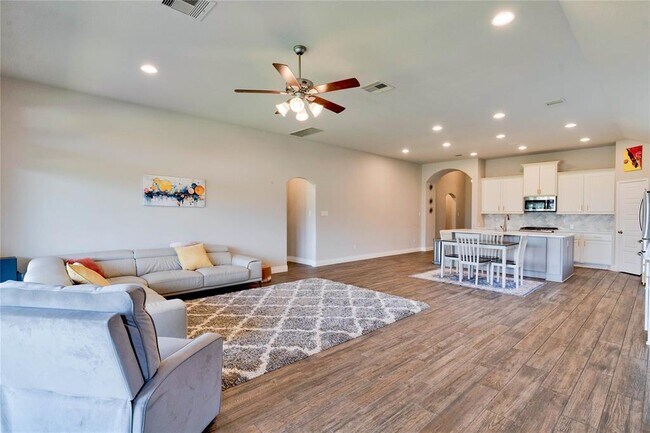 Building Photo - 2424 Burberry Ln