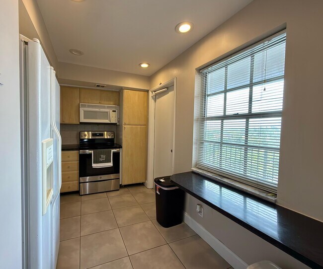Building Photo - 3100 N Palm Aire Dr