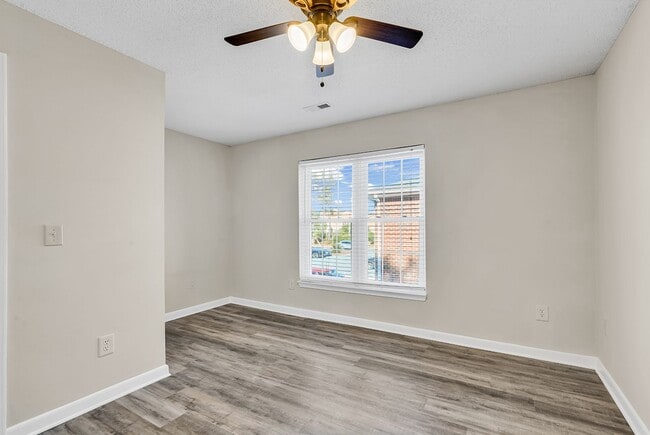 Building Photo - If you choose Autumn Chase we will both be LUCKY!!