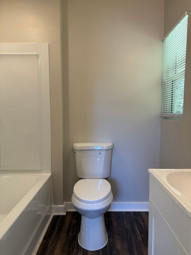 Building Photo - 3 Bedroom 2 Full Bath House
